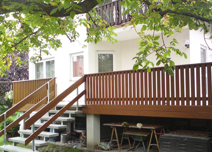 Balkon- und Terrassenverkleidung mit Geländer und Handlauf in Holzoptik aus Kunststoff