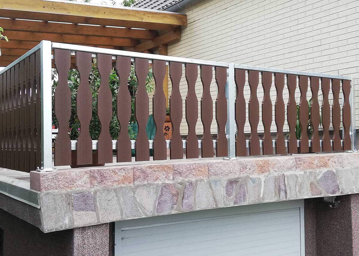 Balkonverkleidung mit Kunststoffbrettern in echter Holzoptik Nussbaum aus Qualitäts-Kunststoff