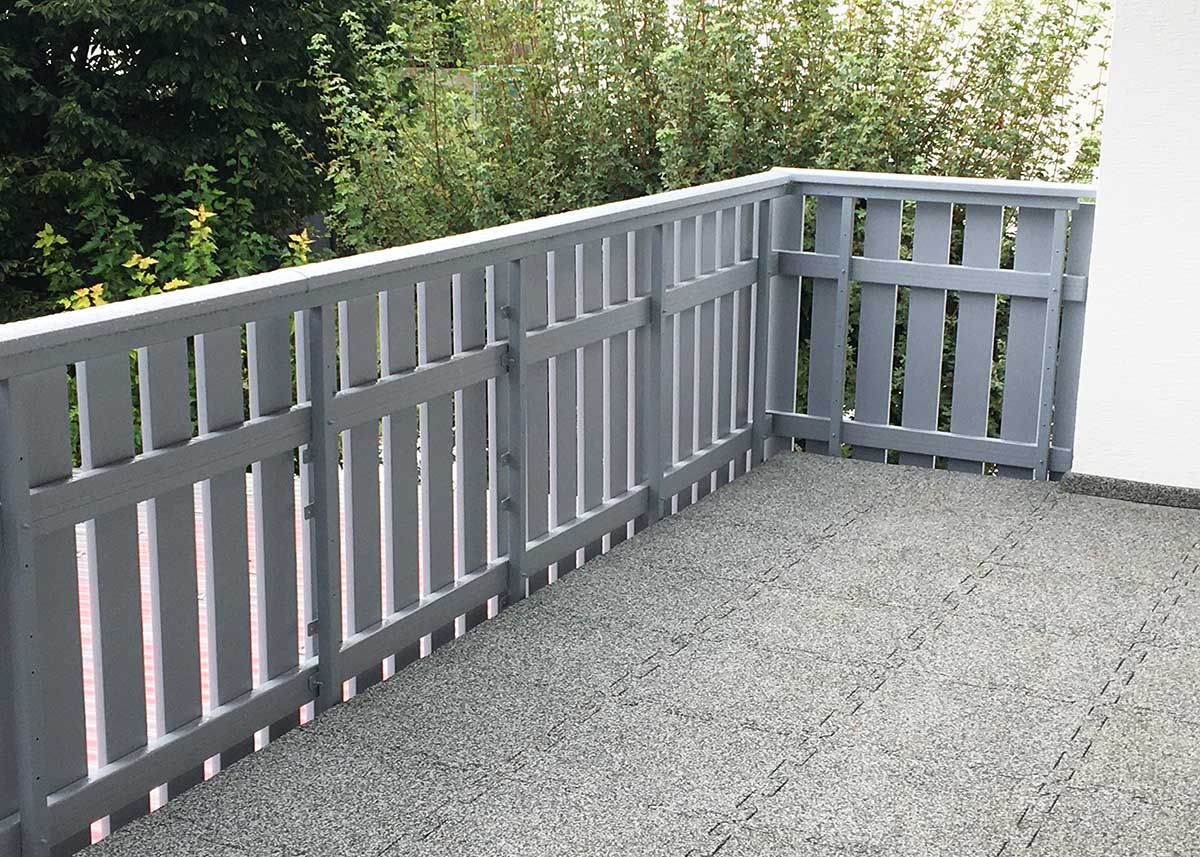 Balkonverkleidung Geländer aus Kunststoffbretter in Grau