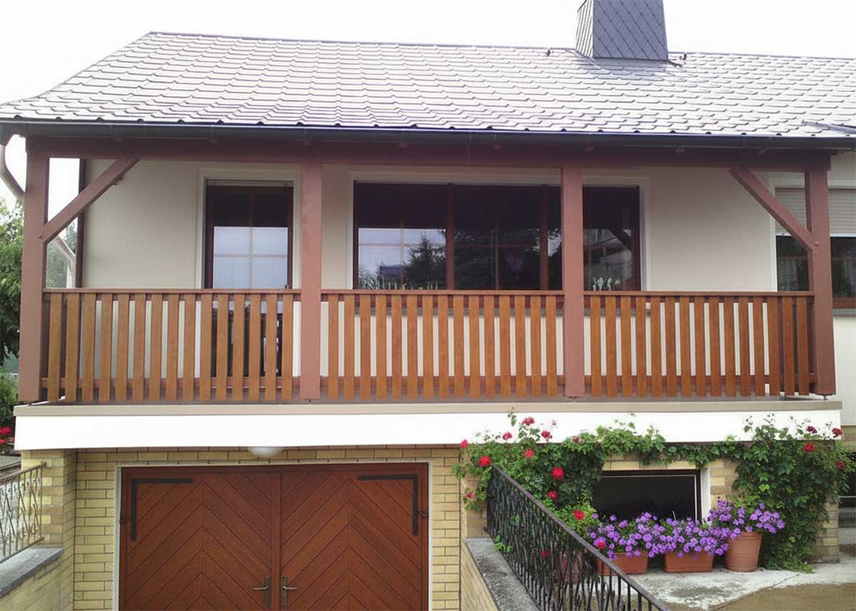 Überdachte Veranda mit vertikalem Kunststoffgeländer in Holzoptik