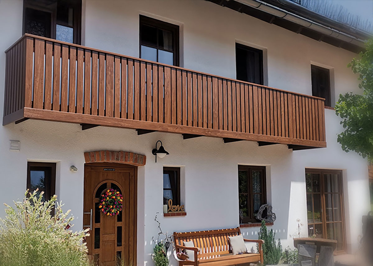 Balkongeländer in Holzoptik Nussbaum – langlebig, ruhig und perfekt für Landhäuser