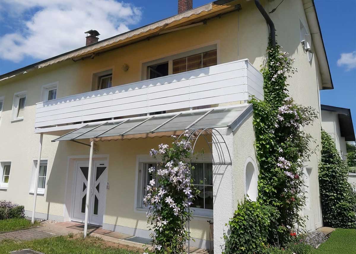 Weißes Balkongeländer mit horizontalen Querlatten – pflegeleicht