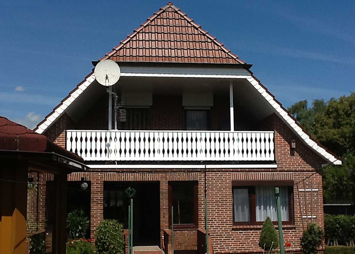 Balkon Geländer Kunststoff (PVC, kein WPC) weiße Balkonverkleidung aus geschwungenen Profilen