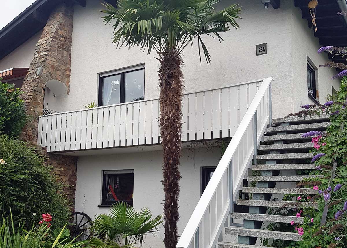 PVC Geländer aus Kunststoff in Weiß, wartungsfreies Kunststoffgeländer für Balkon und Treppe, Balkongeländer mit Aluminiumverstärkung