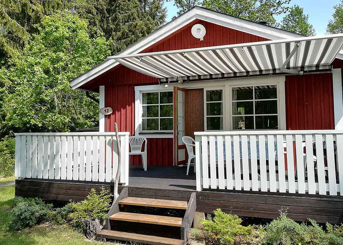 Weiße Kunststoff-Umzäunung für Balkon, Veranda & Terrasse: Pflegeleicht im Schwedenstil