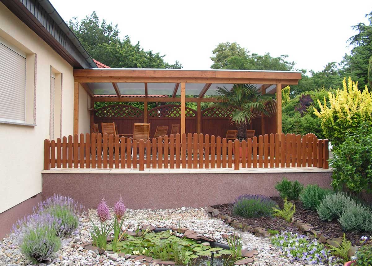 Holzoptik aus Kunststoff: mediterrane Terrasse gestalten mit Gartenzaun und Sichtschutz