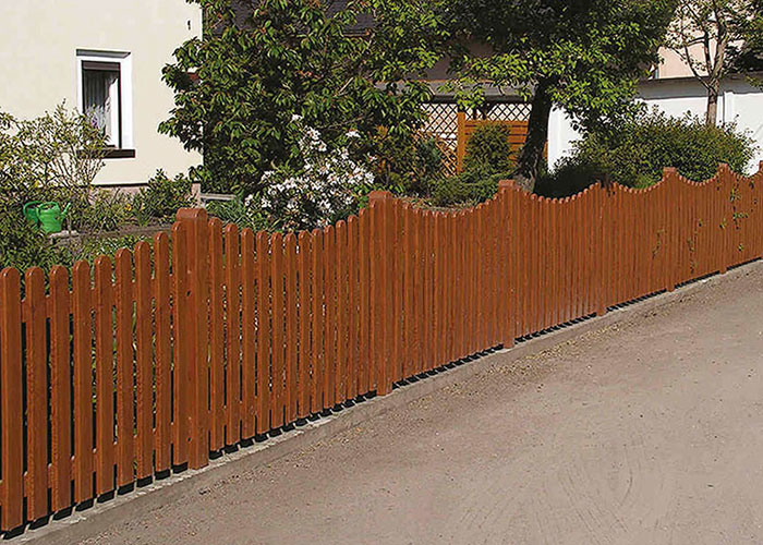 Natürlich schön: Der Lattenzaun in PVC - Eichenoptik für stilvolle Vorgärten