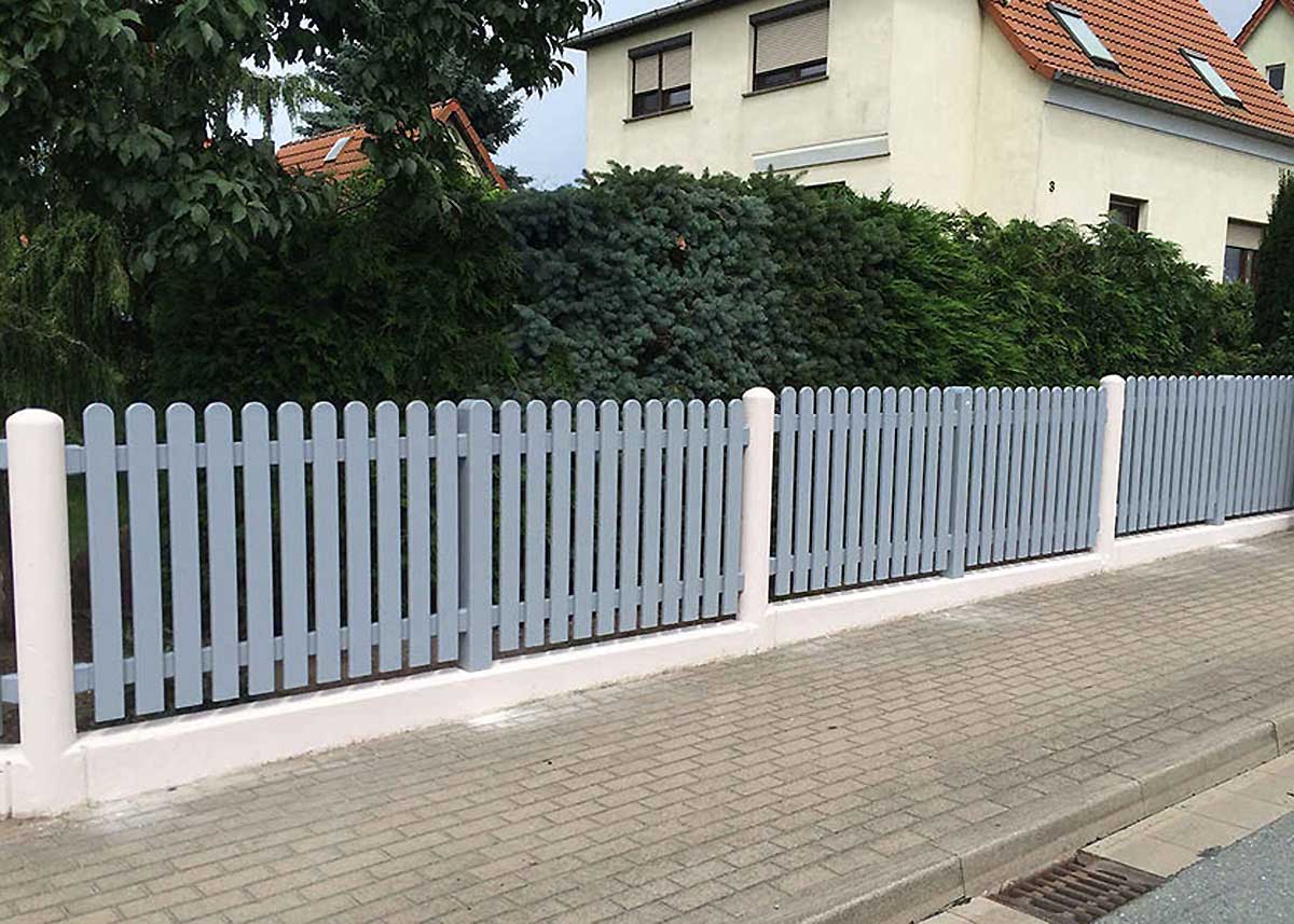 Grauer Gartenzaun aus Kunststoff – unauffällig, sauber, zuverlässig