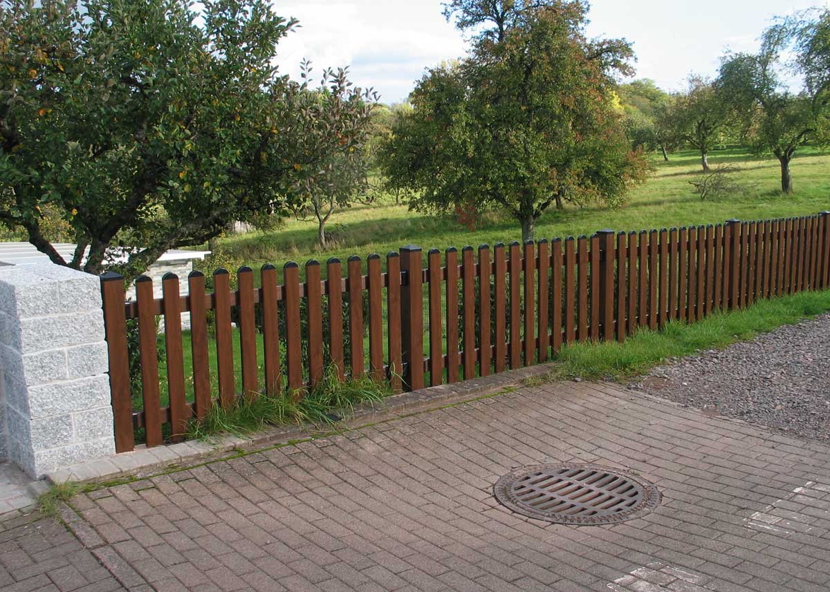 Gartenzaun in Holzoptik Nussbaum – klassisch, charmant, dauerhaft schön