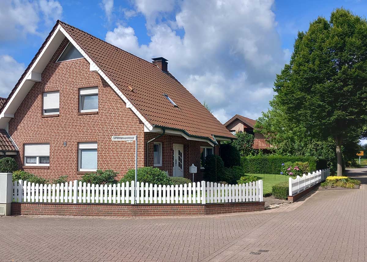 Friesenzaun mit Unterbogen: nordischer Charme für den Vorgarten