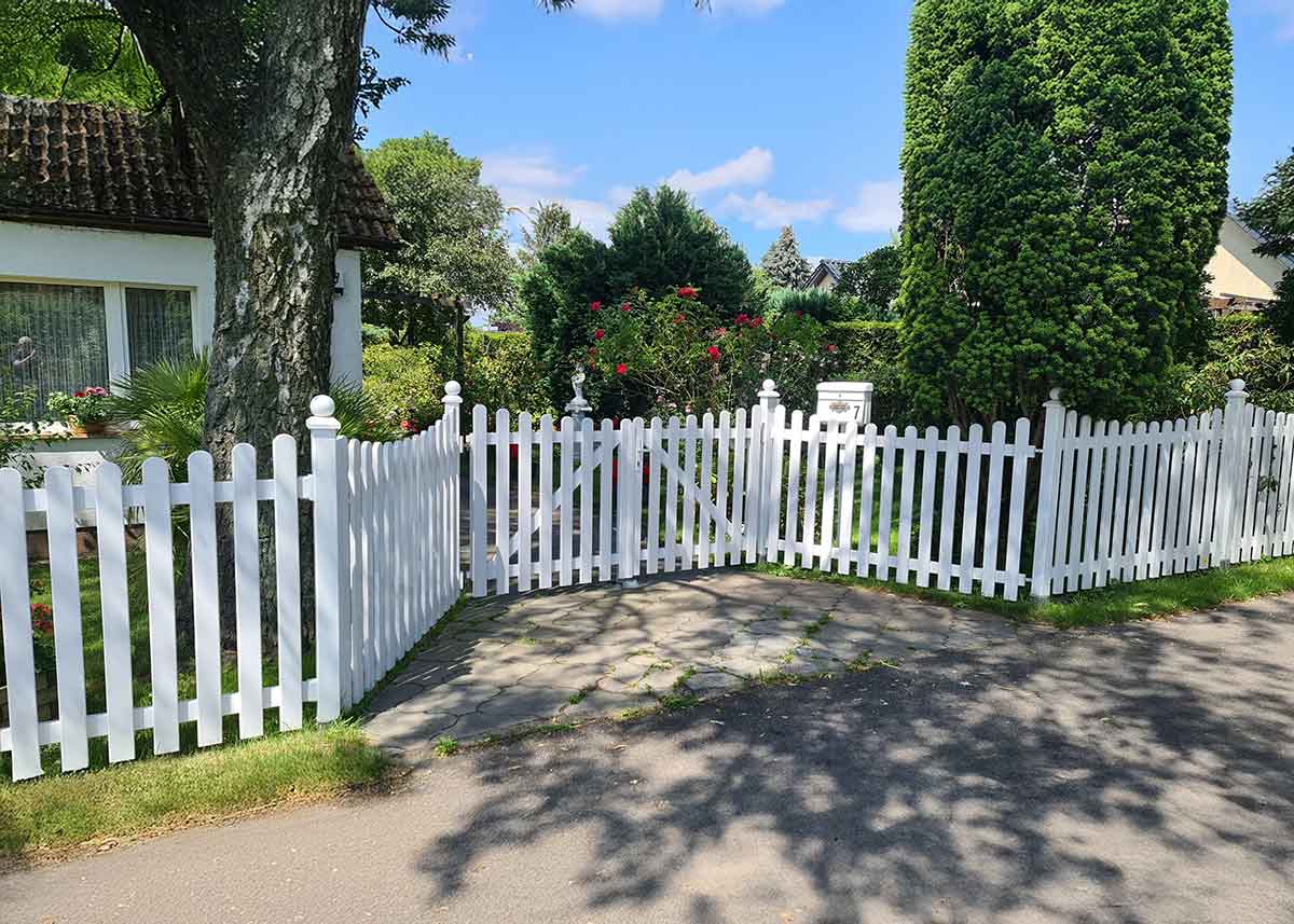 Gartenzaun in Weiß mit Einfahrtstor