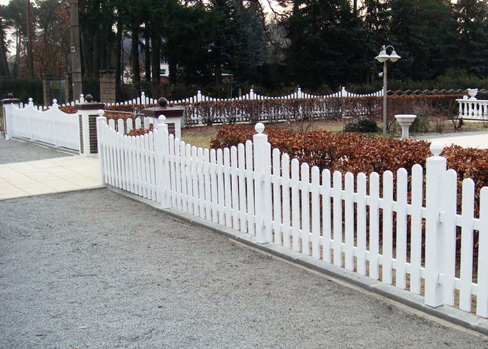 Zeitlose Eleganz mit Charme: Weißer Lattenzaun mit Unterbogen und Kugelkappen für den Garten