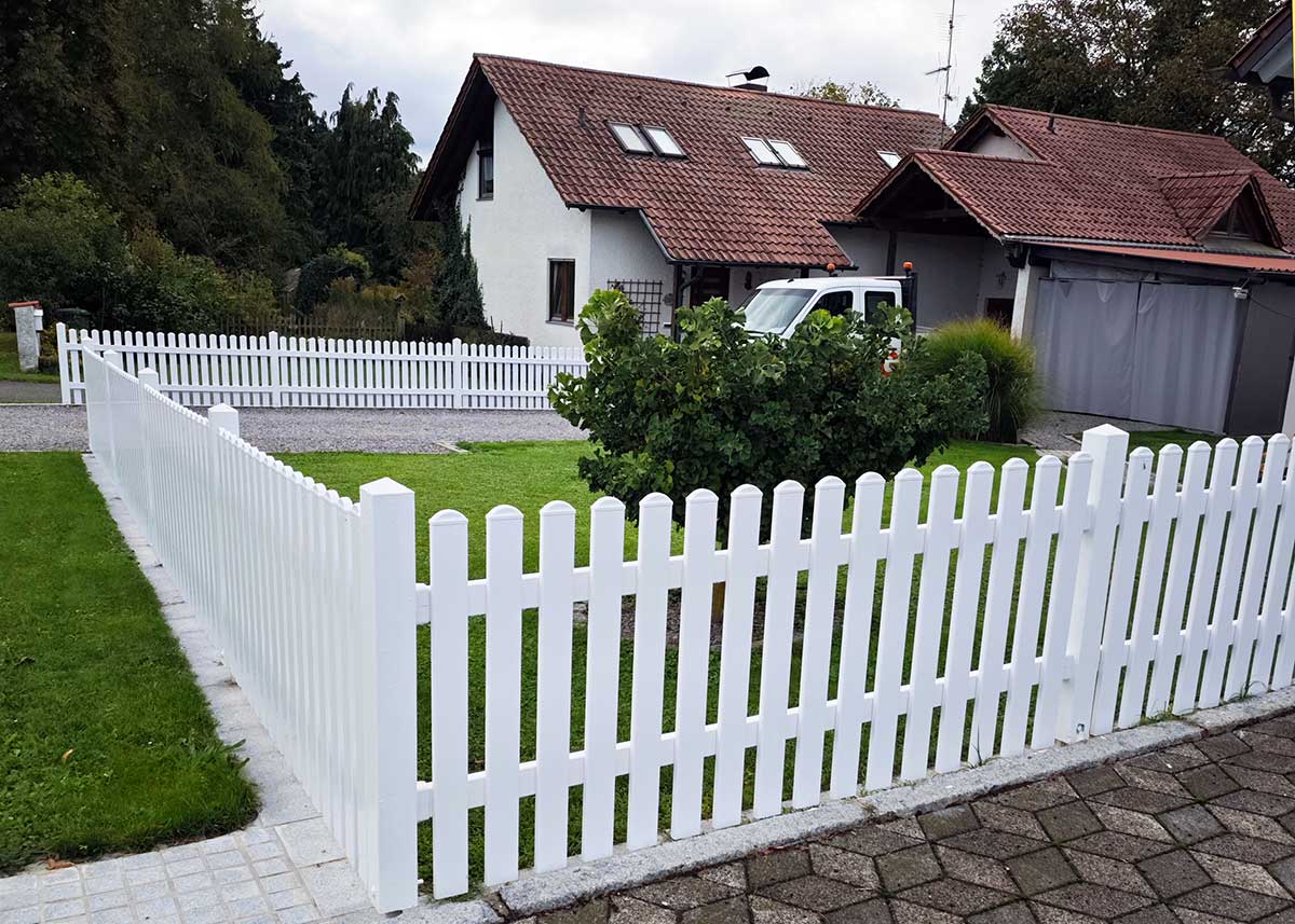 Klare Linie, saubere Wirkung: ein weißer PVC Zaun als Grundstückseinfriedung