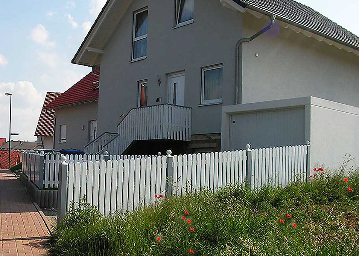 Gartenzaun und Treppengeländer in Weiß mit Grau: Einheitlich und absolut pflegeleicht