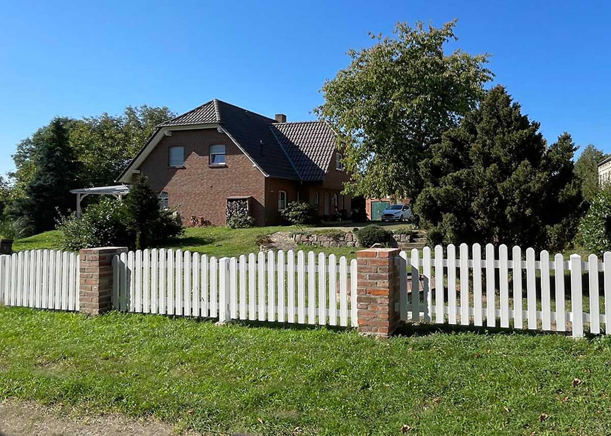  weißer Gartenzaun mit Tor mit Oberbogen, pflegeleichte geschwungener Zaun Landhausstil Kunststoff 