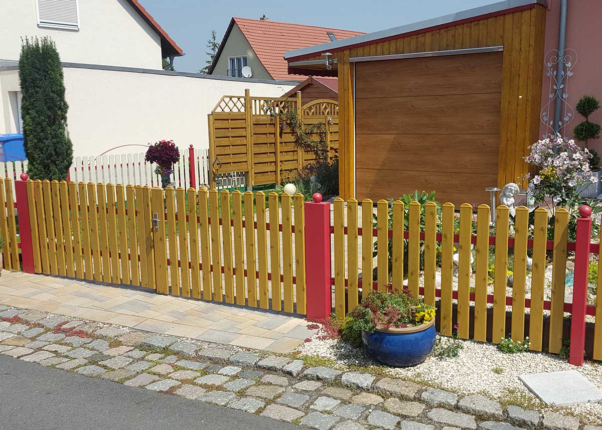 gerader Lattenzaun, Friesenzaun in Astfichte Holzoptik aus hochwertigen Kunststoff mit Hoftor