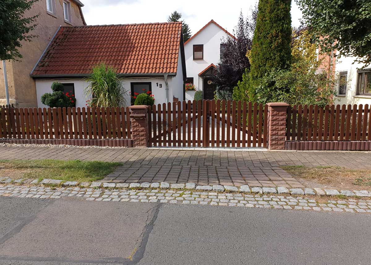 Lattenzaun Gartenzaun in Nussbaum Holzoptik aus hochwertigen Kunststoff, Hoftor, 2-flügelig