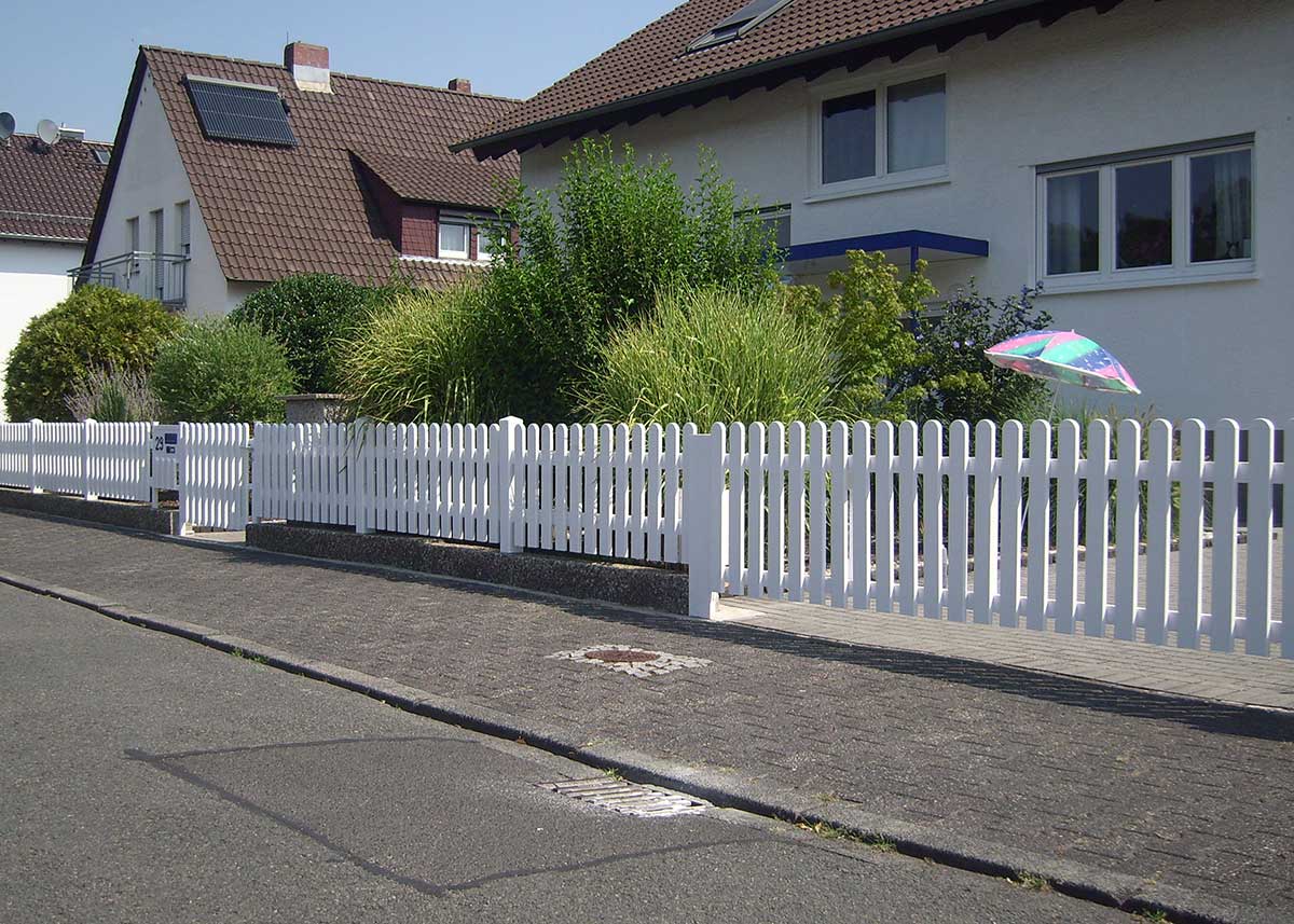Lattenzaun Gartenzaun in Weiß aus hochwertigen Kunststoff  mit passenden Toren