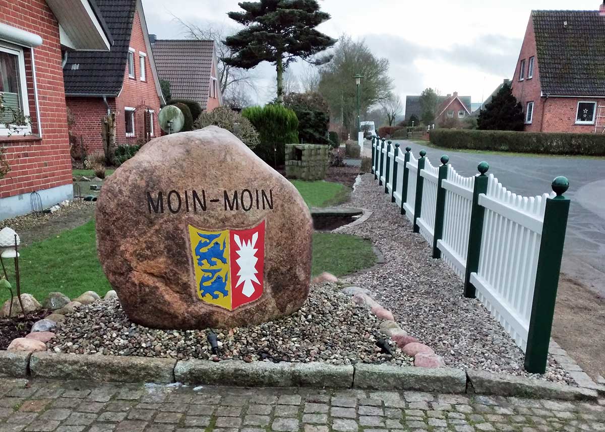 Lattenzaun Gartenzaun in Weiß mit moosgrünen Pfosten aus hochwertigen Kunststoff mit Unterbogen, Friesenzaun Norden
