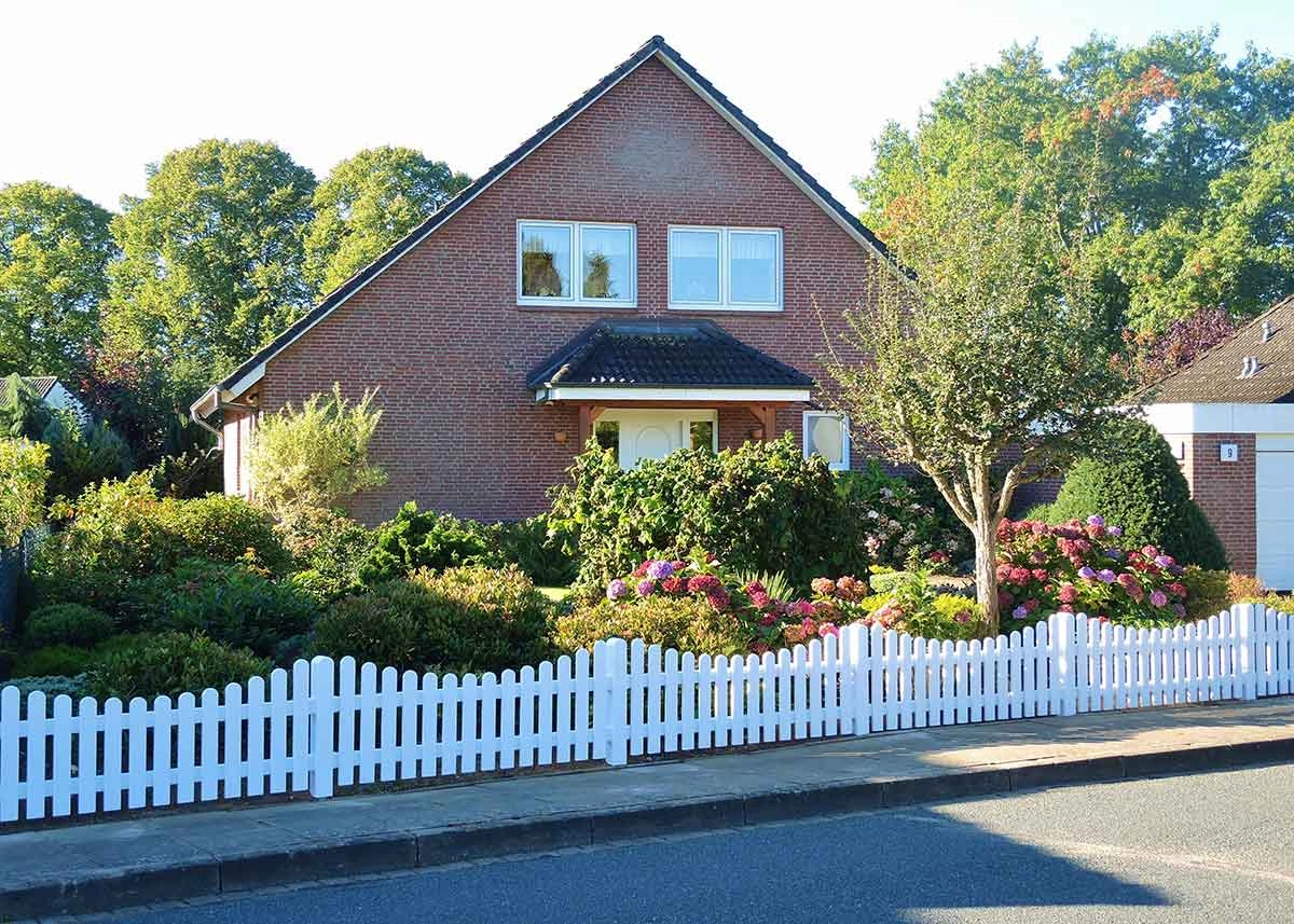 Weißer mit Unterbogen Klassische Gartenidylle mit Charme