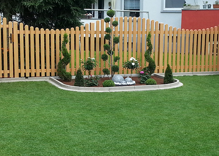 Lattenzaun Gartenzaun in Astfichte aus hochwertigen Kunststoff mit Wellenform