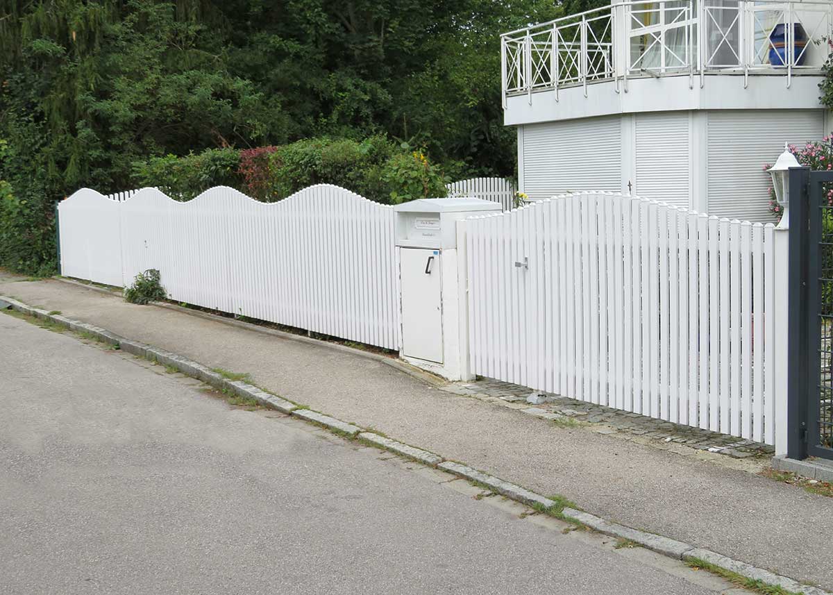 Lattenzaun Gartenzaun in Weiß aus hochwertigen Kunststoff mit Oberbogen und Unterbogen als Wellenform
