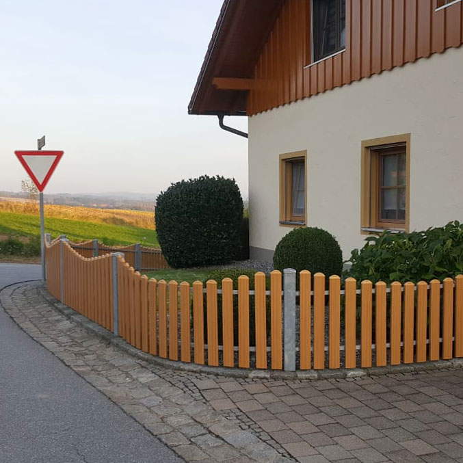 Lattenzaun in Holzoptik Astfichte mit Unterbogen