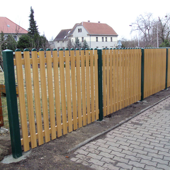 Lattenzaun in Astfichte mit Moosgrünen Akzenten auf dem Hof