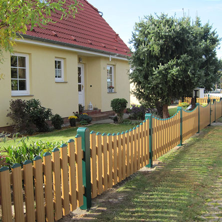 Lattenzaun mit Unterbogen in Astfichte und Moosgrün im Vorgarten