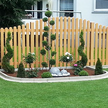 Lattenzaun in einem hellen Astfichtefarbton, mit geschwungenen Oberbogen für den Garten
