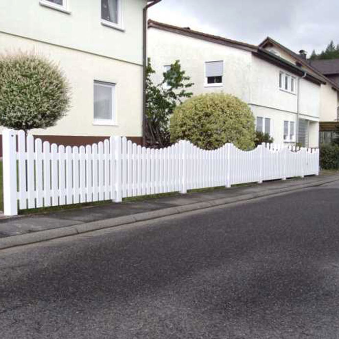 Lattenzaun in weiß und schwungvollem Unterbogen als Zaun vor dem Haus