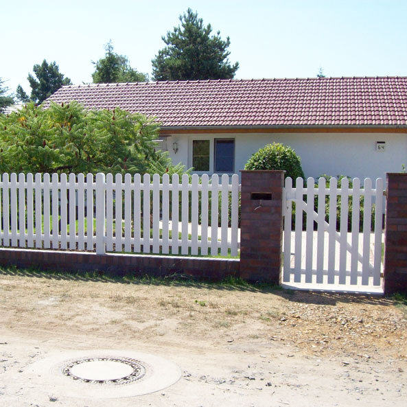 Lattenzaun in Weiß mit Tor