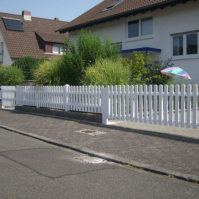 Lattenzaun in weiß aus Kunststoff