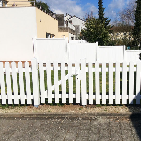 Lattenzaun und Sichtschutzwand in Weiß für Gartenabtrennung zum Nachbarn