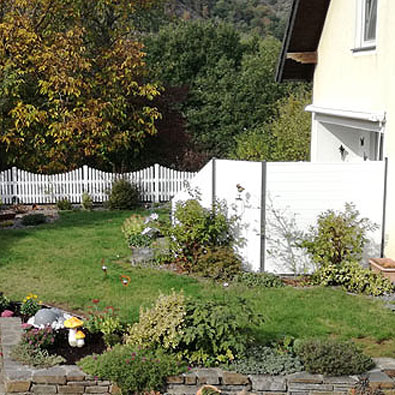 Lattenzaun und Sichtschutz in Weiß für Sitzecke und Garten