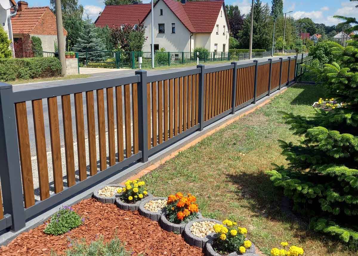 Rahmenzaun in Holzoptik und Anthrazit mit passenden Toren