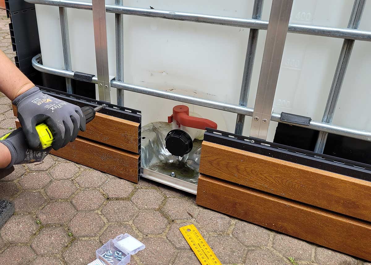 DIY IBC Container Regenfass Verkleidung schrauben