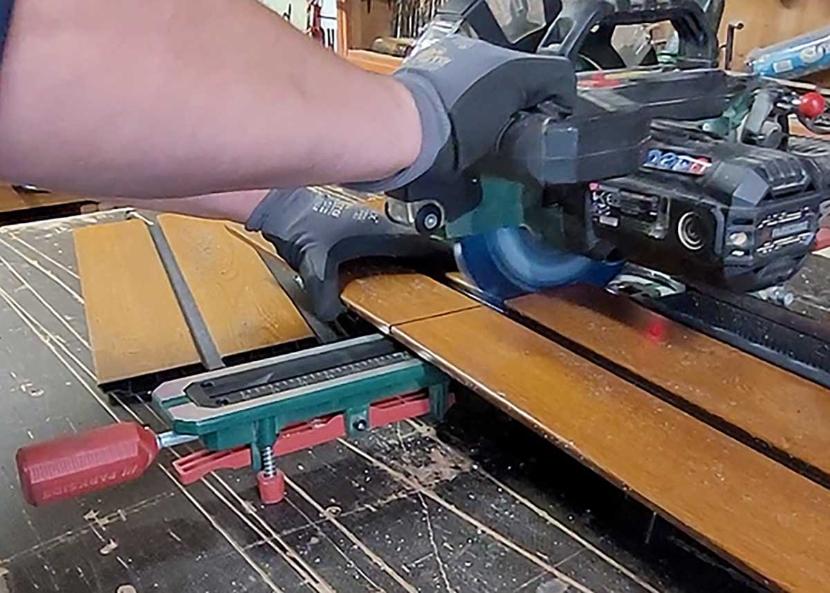 DIY IBC Container Regenfass Verkleidung Paneele sägen