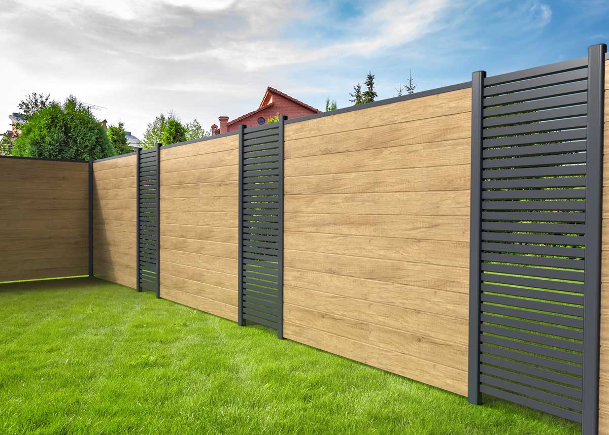 BASICline Sichtschutzzaun in Desert Oak Holzoptik mit Anthrazit, 3D-Ansicht auf der Wiese