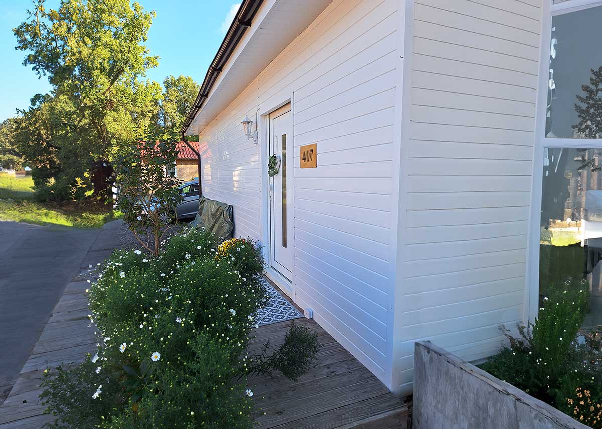 Balkonverkleidung mit Kunststoffbrettern in Weiss aus Qualitäts-Kunststoff