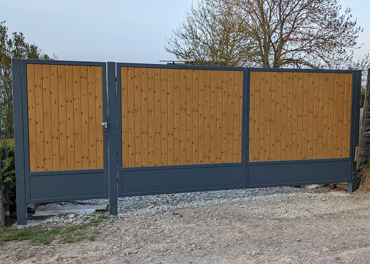 Torfüllpaneele aus hochwertigen Qualitäts-Kunststoffbrettern, nie mehr streichen, in Holzoptik Astfichte