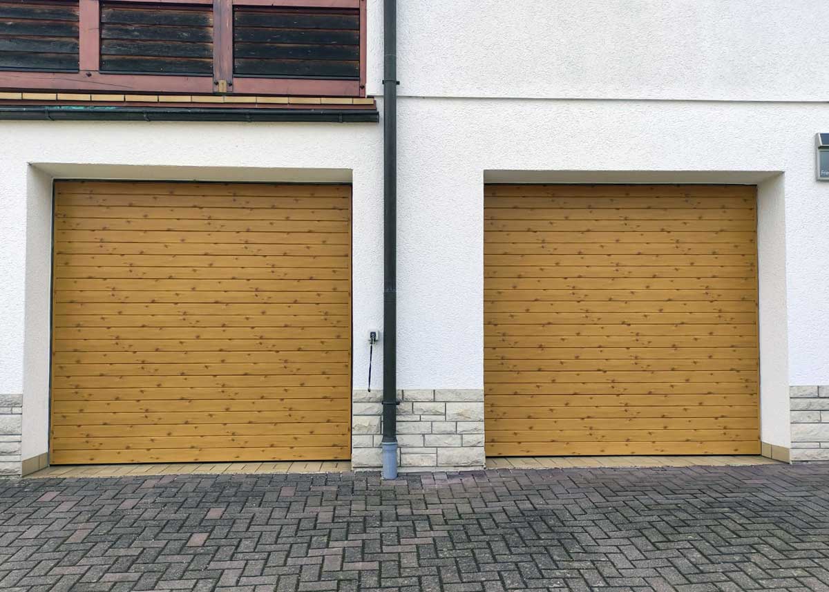 Torfüllpaneele aus hochwertigen Qualitäts-Kunststoff, nie mehr streichen, in Holzoptik Astfichte