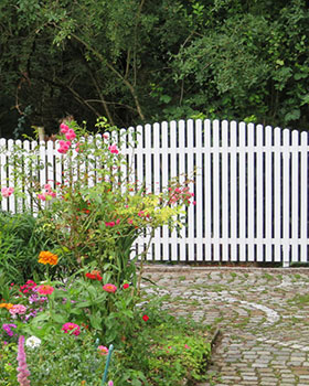 Gartenzäune aus hochwertigen Fenster-Kunststoff PVC