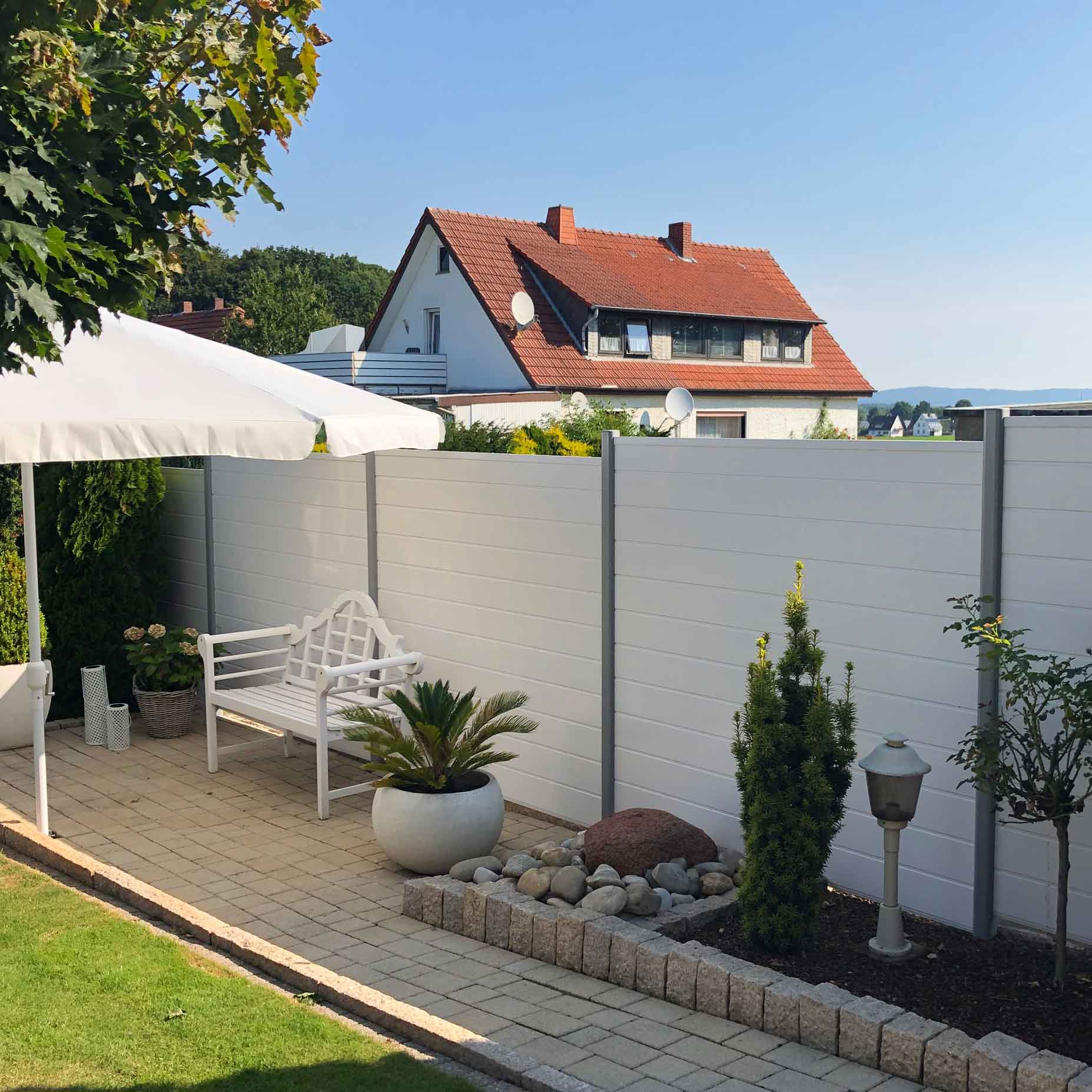 Sichtschutzwand in Weiß für Garten aus Kunststoff mit Alu-Pfosten