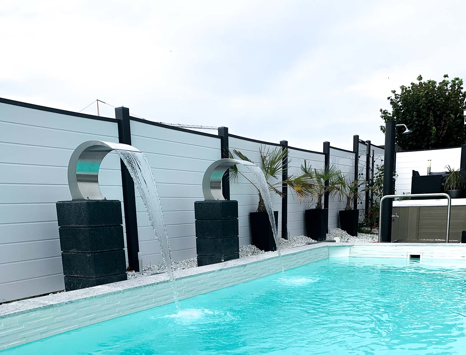 Sichtschutzzaun Weiß Anthrazit an Pool | Garten-Idee