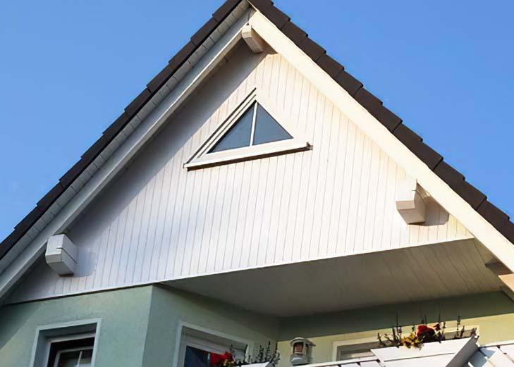Giebelverkleidung in Weiß aus Kunststoff