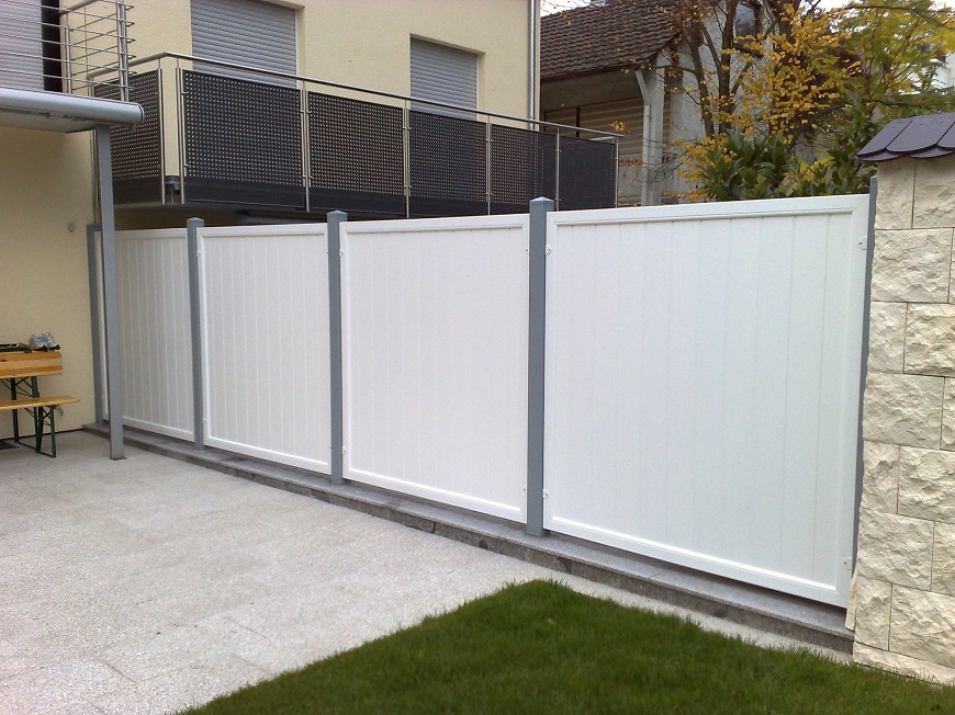 Terrassensichtschutz auf Mauer zwischen Wänden