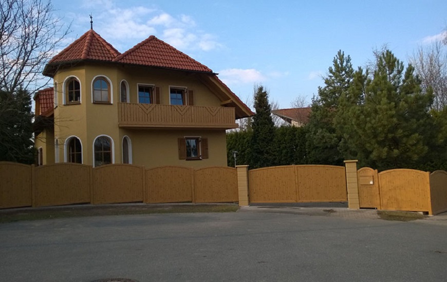 Zaunanlage und Hoftor in Holzoptik Zaunanlage und Hoftor in Holzoptik
