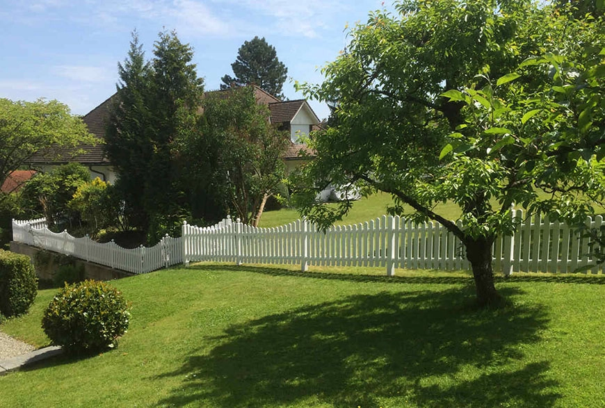 Grundstücksgrenze mit stilvollem PVCGartenzaun