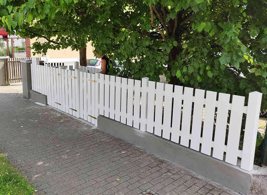 Grundstücksgrenze aus PVCKunststoff gerade Weiß